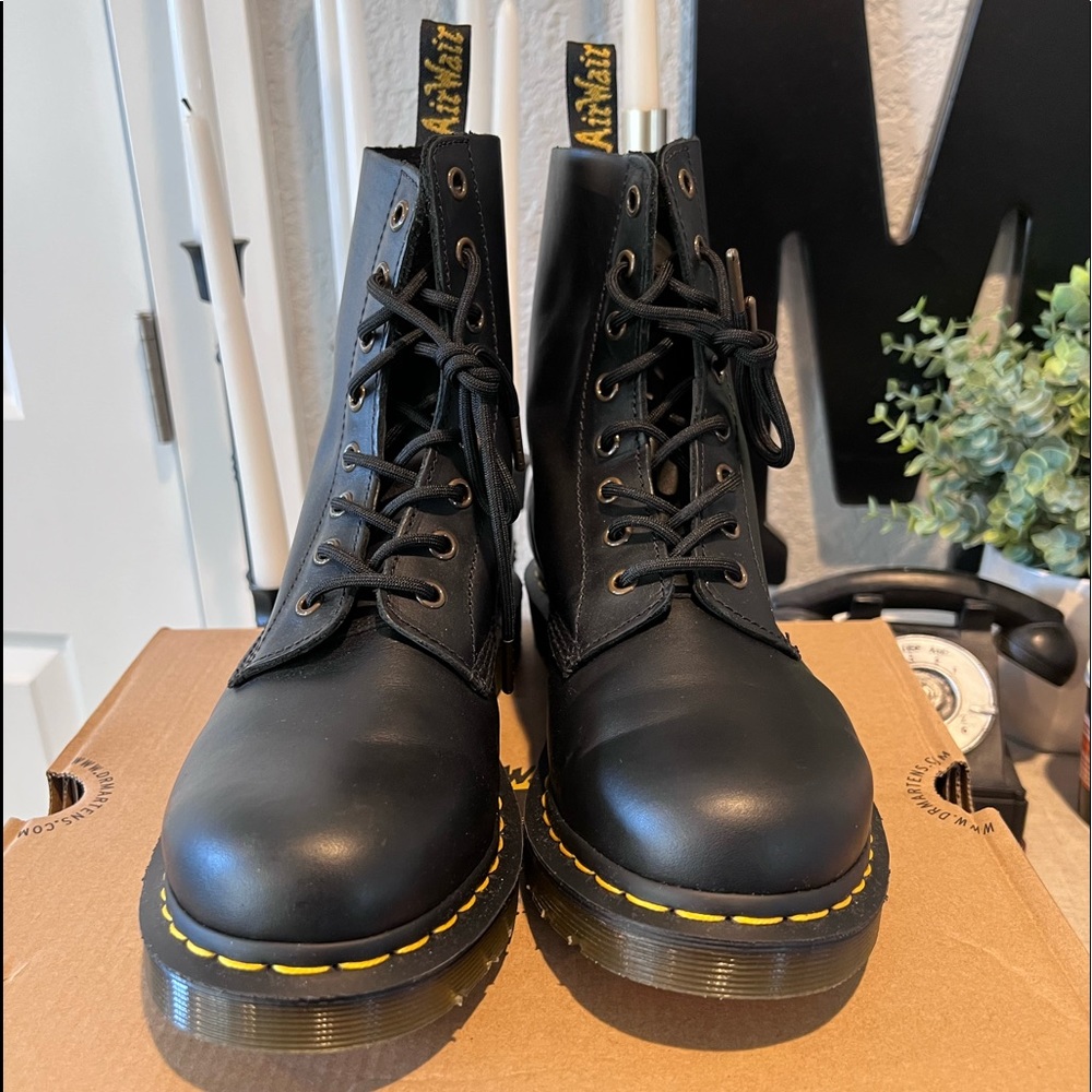 Women's Dr. Martens 1460